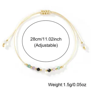 Handgemaakte verstelbare kralenarmband detail, kleurrijke edelstenen en gouden kralen.