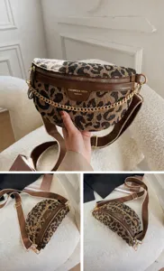 Leopardmustertasche Detail mit dekorativer Metallkette und breitem Riemendesign.