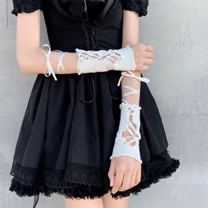 Manicotti in maglia bianca con lacci, stile lolita dolce e cool vista dettagliata.