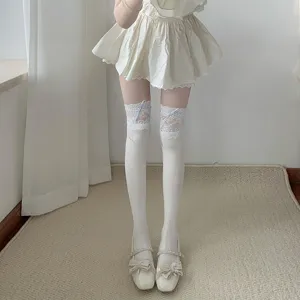 Chaussettes hautes Lolita japonaises blanches avec bordure en dentelle et rubans de nœuds.