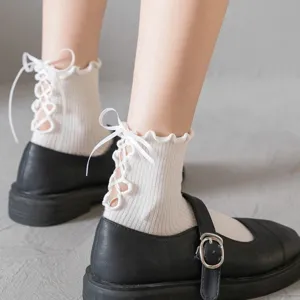 Weiße Lolita JK Rüschen Schleife Schnürung Wadensocken mit schwarzen Mary Jane Schuhen.