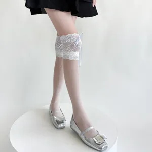 Chaussettes montantes Lolita en dentelle blanche avec nœuds ruban bleu clair.