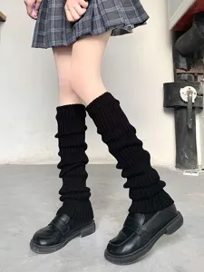 Detailansicht schwarzer Strick-Beinwärmer mit gemütlicher Textur und modischem JK-Stil-Charme.