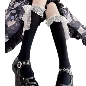 Calze al ginocchio Lolita nere con bordo in pizzo bianco e fiocco per ragazze in stile dolce.