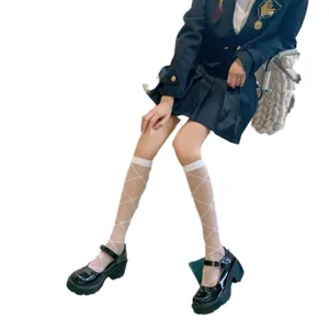 Lolita weiße transparente Wadenstrümpfe mit Rautenmuster und schwarze Plateau Schuhe.