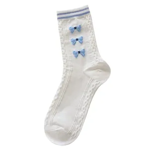 Chaussettes mi-hautes blanches pour femmes à rayures bleues et nœuds. Style d'été.