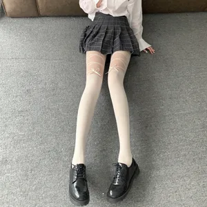 Weiße Strumpfhosen mit Schleifen und Schleifenbändern, süßer Frühlings- und Herbst-Look.
