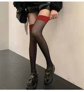 Schwarze transparente Oberschenkelstrümpfe mit rotem Bund, sexy Feinstrümpfe für Damen.