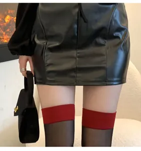Sexy schwarze Oberschenkelstrümpfe über dem Knie mit rotem Kontrastrand für Damen.
