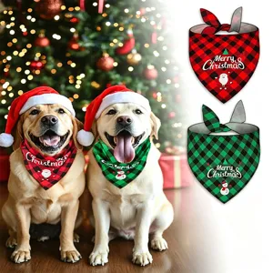 Detail van de kerst hondenbandana met rood-groen ruitpatroon en feestelijke kerstopdruk.