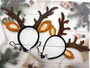 Detail kerst rendier gewei haarband voor huisdier, zacht pluche voor een gezellig feest.