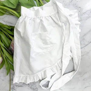 Tablier blanc à volants accessoire de costume de bonne avec poche et liens pour une belle fête.