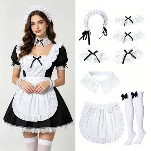 Ensemble de costume de bonne avec robe, coiffe en dentelle, tablier et bas pour fête.