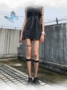Dettaglio calze a rete scure, calzetteria stile JK gotico da donna, rete cava sexy.