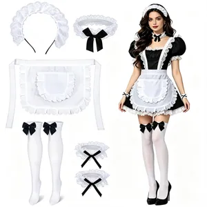 Vue détaillée des accessoires de costume de bonne en dentelle, tablier, bas et nœuds noirs.