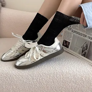 Calzini neri traforati traspiranti abbinati a scarpe da ginnastica argento per dolce look.