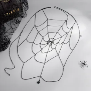 Gedetailleerde close-up van gotische zwarte metalen spinnenweb lichaam ketting met spin.