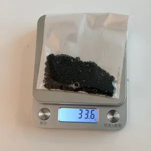 Gedetailleerd overzicht van de zwarte metalen lichaamsketting, gewicht 33,6g op een weegschaal.