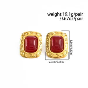 Boucles d'oreilles rétro en acier inoxydable doré 18K avec pierre rouge et design chic.