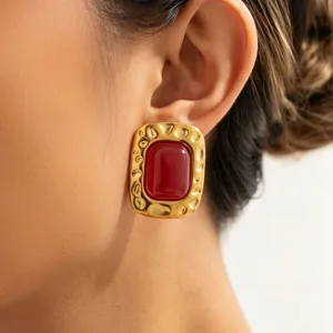 Boucles doreilles rectangulaires plaquees or 18k texturees pierre rouge detail shot