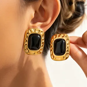 Boucles d'oreilles carrées en acier inoxydable plaqué or 18k avec belle pierre noire.
