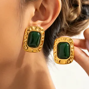 Boucles d'oreilles en acier inoxydable plaqué or 18K avec pierre verte carrée élégante.