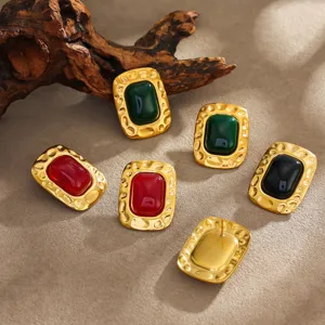 Boucles d'oreilles géométriques en acier inoxydable plaqué or 18K avec des pierres.