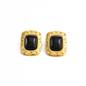 Boucles d'oreilles rétro en acier inoxydable doré 18k et pierre noire, détail bijou vintage.