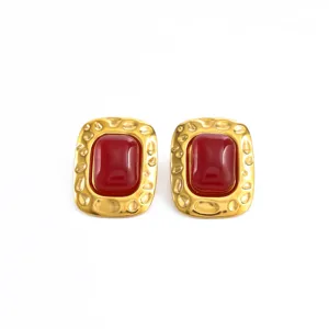 Élégantes boucles d'oreilles carrées rétro dorées avec pierre rouge et bord texturé.
