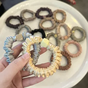 Chouchou En Satin Minimaliste Avec Breloque Carrée En Résine Corde À Cheveux Élastique Attache Queue De Cheval Femmes