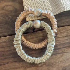 Vue détaillée de chouchous en satin avec perles, élastiques élégants pour coiffure quotidienne femme.