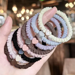 Süße Satin Haargummis mit Herz Detail, bunte hochelastische Haarbänder für Frauen.