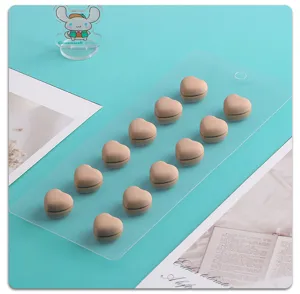 Detailaufnahme herzförmiger magnetischer Brosche in Nude-Farbe, ordentlich auf Karte.