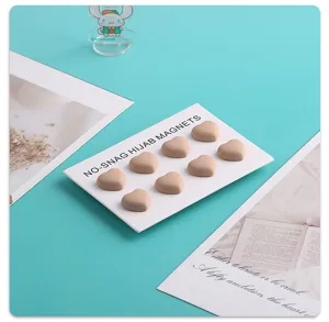 Detailansicht herzförmiger starker Magnet-Hijab-Magnete-Set, sichere Schal- und Tuchnadeln.