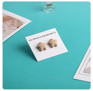 Bunter Stern-Hijab-Magnetclip für Damen Schal Tuch feste Fixierung Zubehör Detailansicht