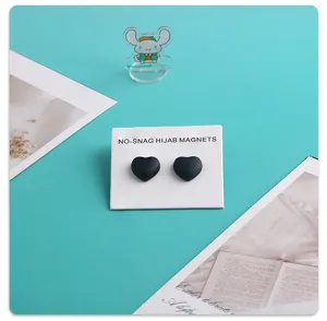 Schwarze Herz Hijab Magnete Detailansicht, matte starke Magnetschal Nadel Bekleidungszubehör.