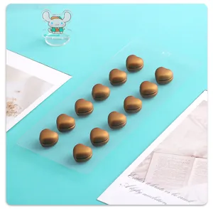 Nahaufnahme von herzförmigen magnetischen Schalclips in Vintage-Bronzeoptik, schön präsentiert.