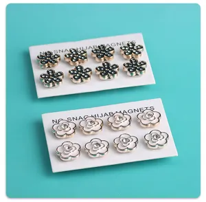 Detailopname van prachtige bloemvormige magnetische hijabbiaspeldjes met kristallen.