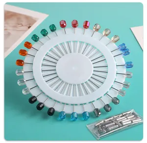Bunte Kristallkopf Stecknadeln Set mit weißem runden Aufbewahrungshalter für DIY Nähen.