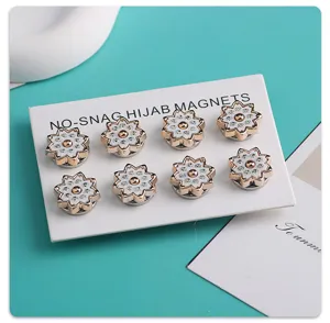 Prachtige bloem hijab magneten set, elegante sjaalspelden en magnetische kledingbevestigingen.