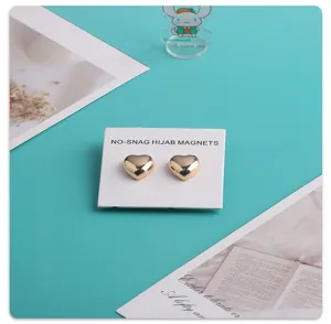 Goldene Herz Magnet Hijab Nadeln für Tücher und Schals, starke magnetische Brosche Detail.