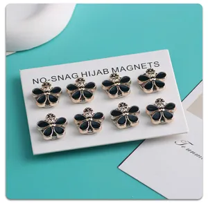 Gedetailleerd overzicht van bloemige hijab magnetische speldenset, elegante metalen clips.