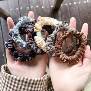 Λεπτομερής όψη scrunchies από σατέν μετάξι, πτυχωτά λαστιχάκια μαλλιών με χάντρες, αξεσουάρ.
