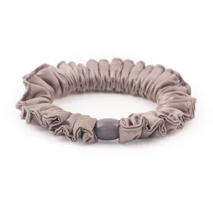 Λεπτομερής όψη scrunchie από μετάξι σατέν, κομψό πτυχωτό λαστιχάκι μαλλιών με χάντρα.