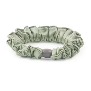 Λεπτομερής όψη scrunchie από μετάξι σατέν με κομψή πλισέ υφή και κεντρική χάντρα.
