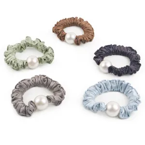 Lot chouchous satin perle avec tissu plissé élégant et grande perle artificielle.