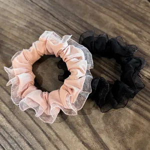 Chouchou à volants en dentelle douce, élastique plissé en organza pour queue de cheval de femme élégante.