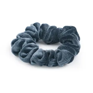 Dunkelgrauer Samt Haargummi Detailaufnahme, weiches Plüsch Haaraccessoire für schicke Frisuren.