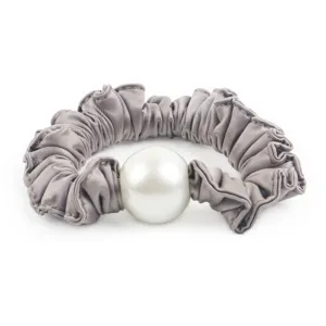 Chouchou de cheveux en satin gris avec grande perle blanche, élastique élégant pour femmes.