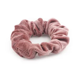 Rosa Samt Haargummi mit gerafftem Design für elegante Alltagsfrisuren und Zöpfe.